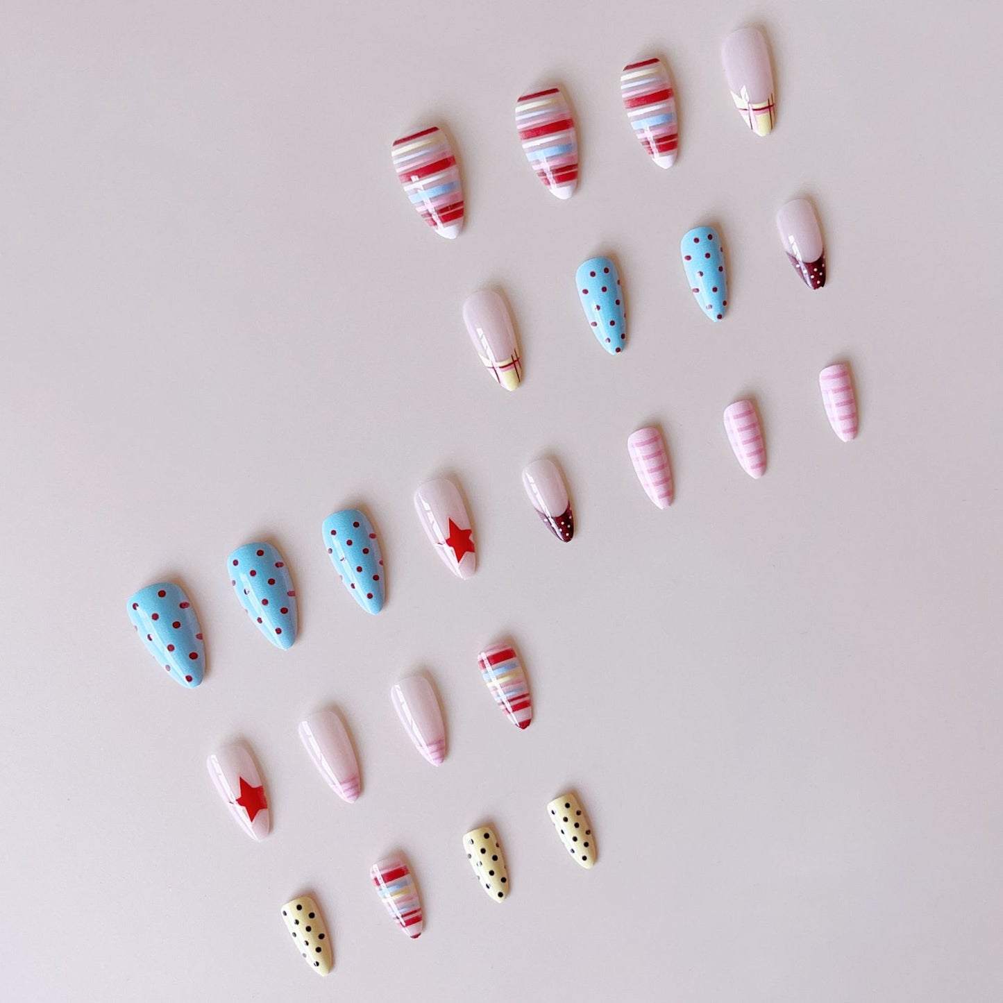 Kunstnagelset mit kreativen und farbenfrohen Designs Brehn