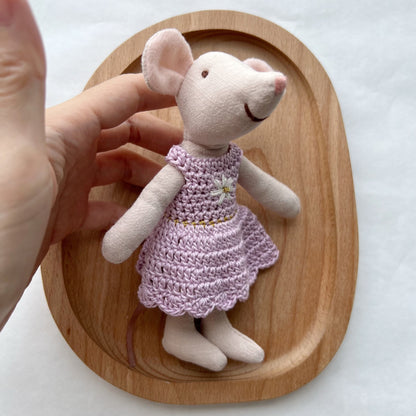 Handgemachte Leinenmaus Puppe mit gehäkeltem Minikleid