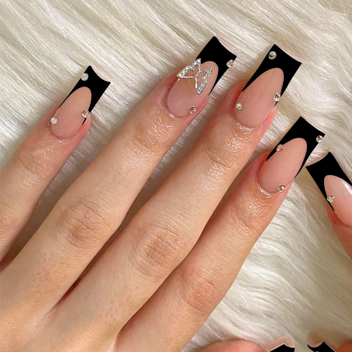 Kunstnagelset mit eleganten Strass-Details und modernen Designs Brehn
