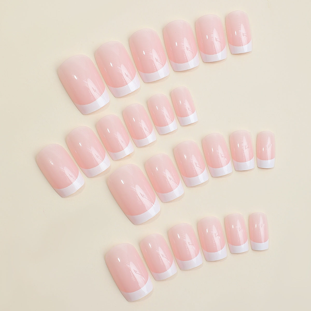 Künstliches Nagelset mit elegantem French-Maniküre-Design Brehn