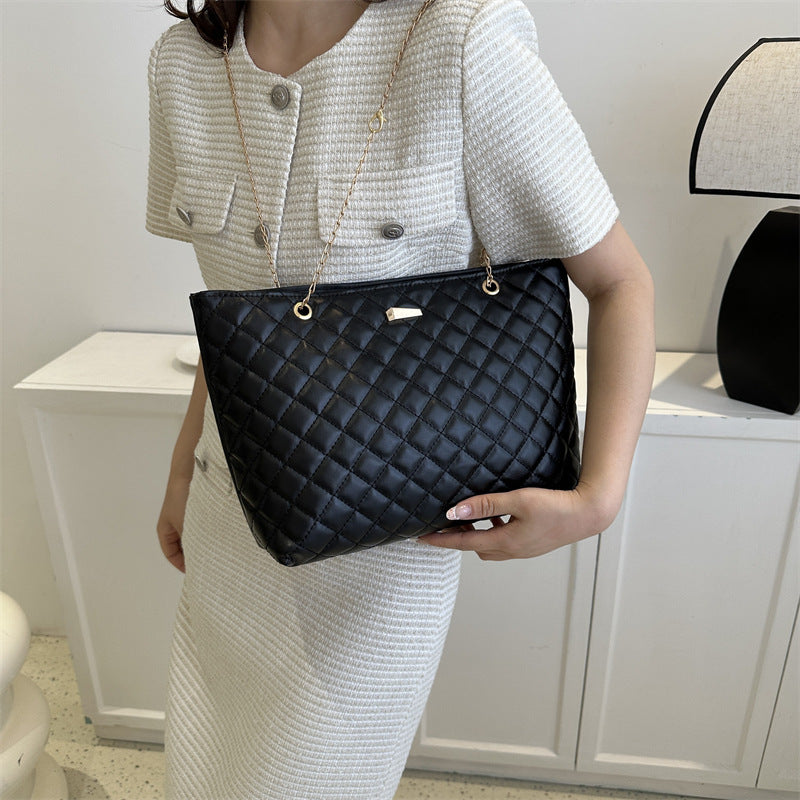 Gepolsterte Handtasche mit Kettenhenkel