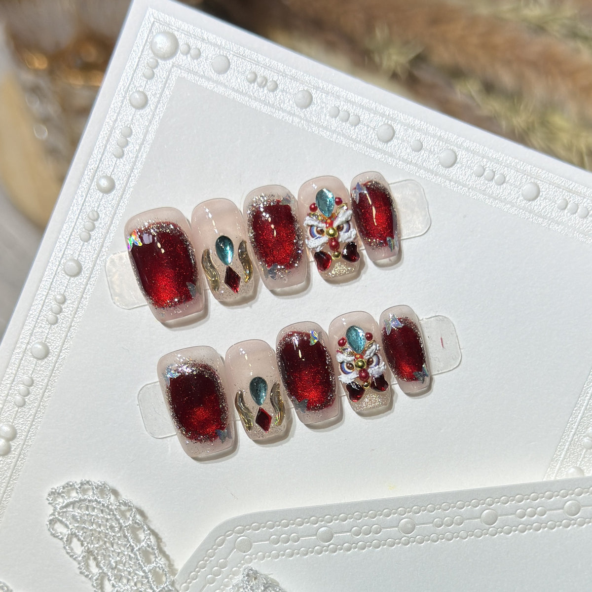 Dekorativer Press-On Nagelkunst-Kit mit Edelsteinakzenten Brehn