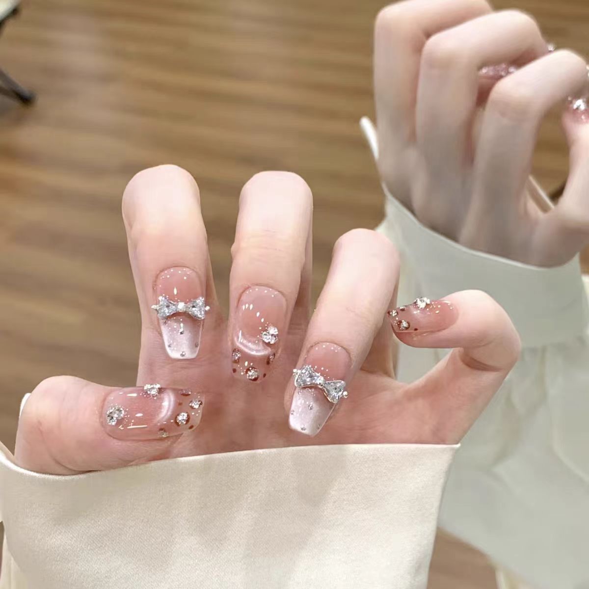 Dekoratives Strass-verziertes Press-On-Nagelset Brehn