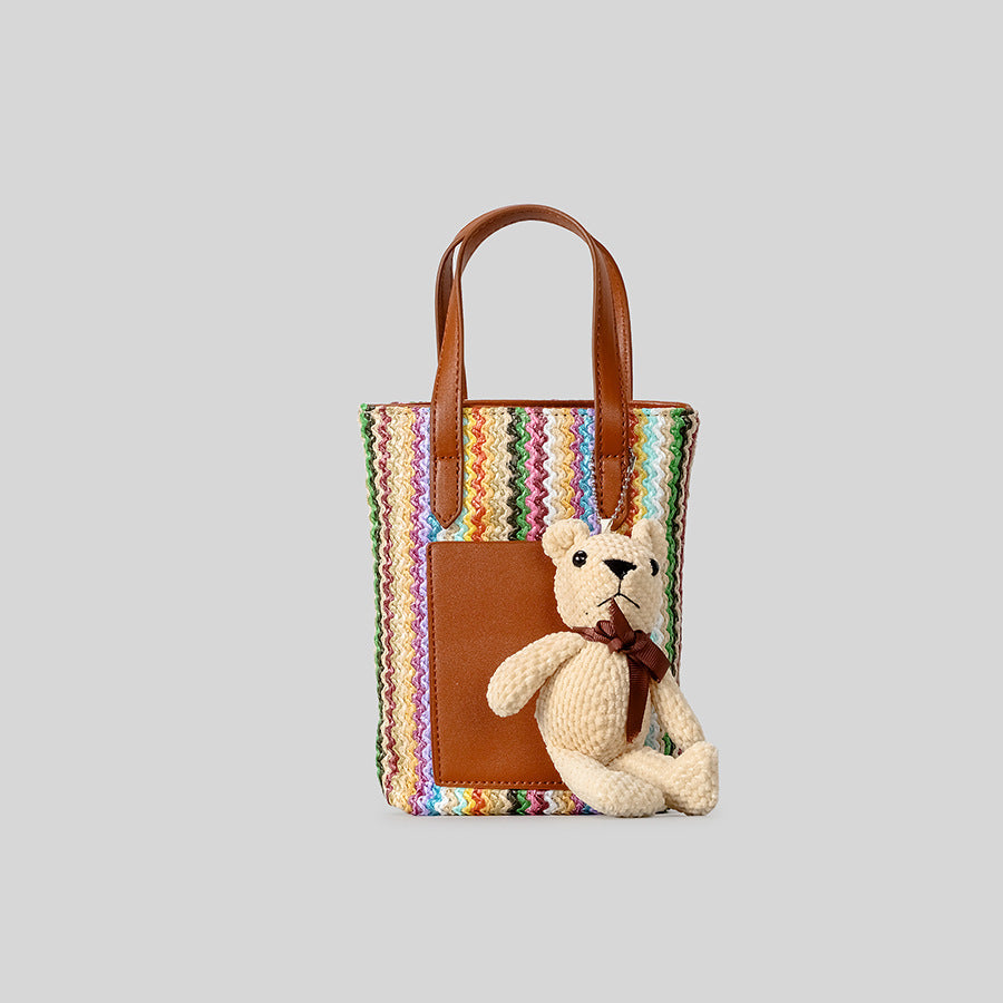 Verspielte Geflochtene Tragetasche mit Teddybär-Detail