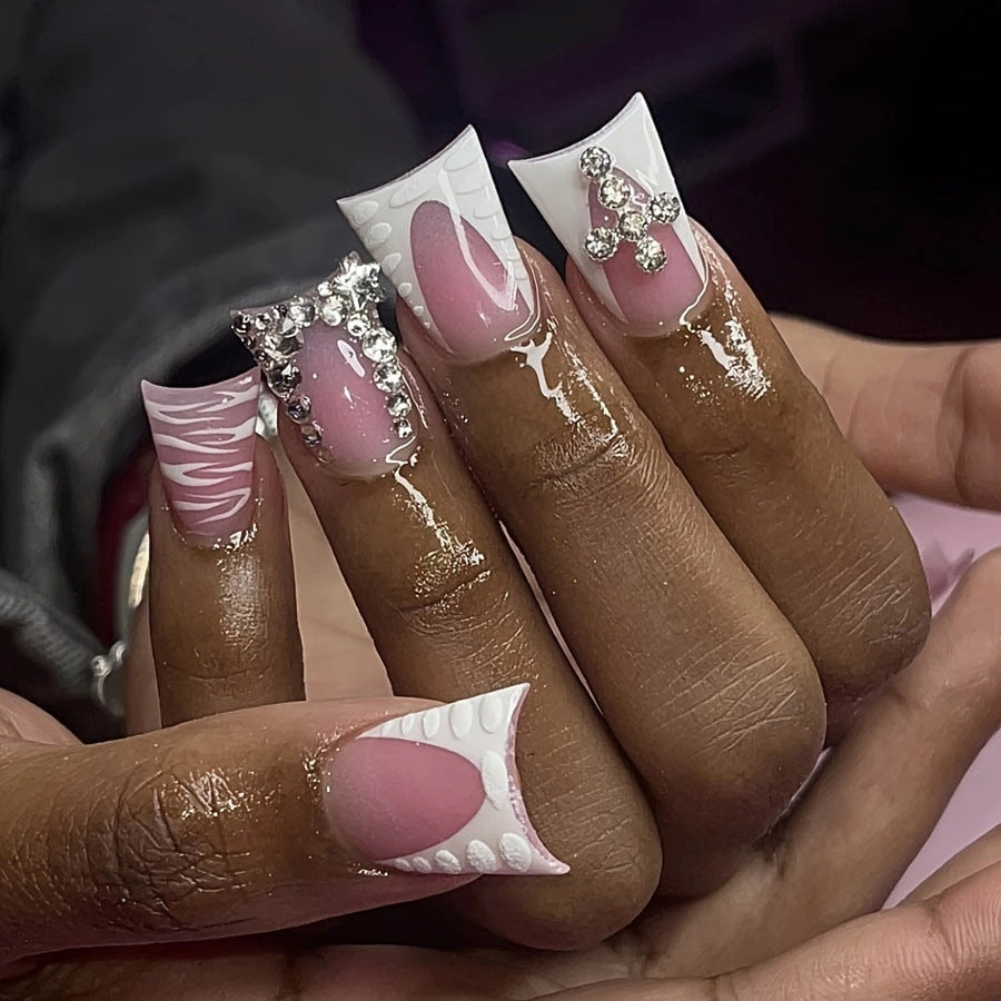 Dekoratives Press-on-Nagelkunst-Set mit Edelsteinakzenten Brehn