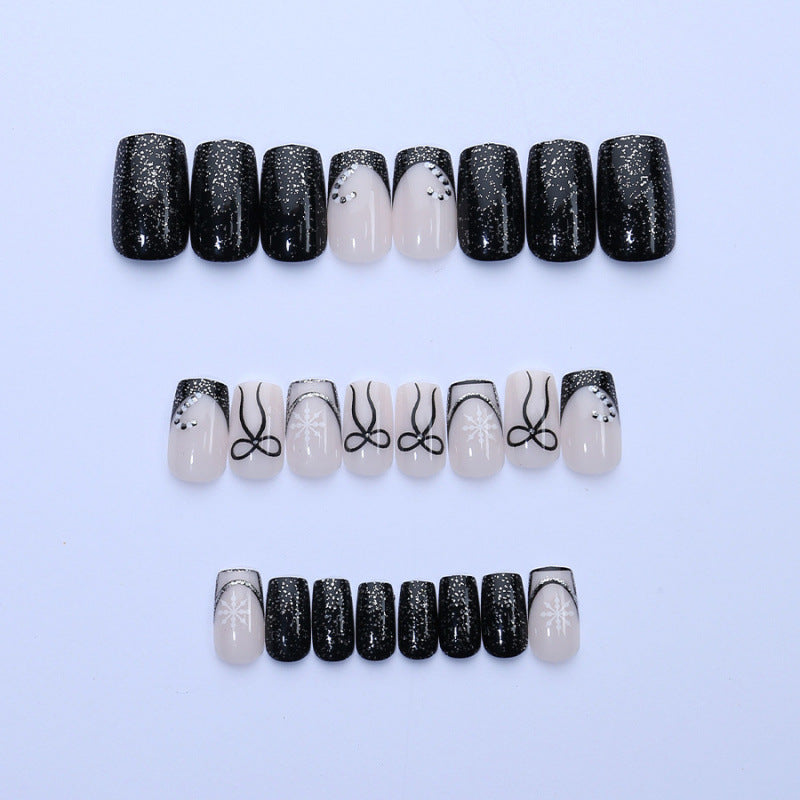 Festliche, mit Strass verzierten Press-On-Nail-Art