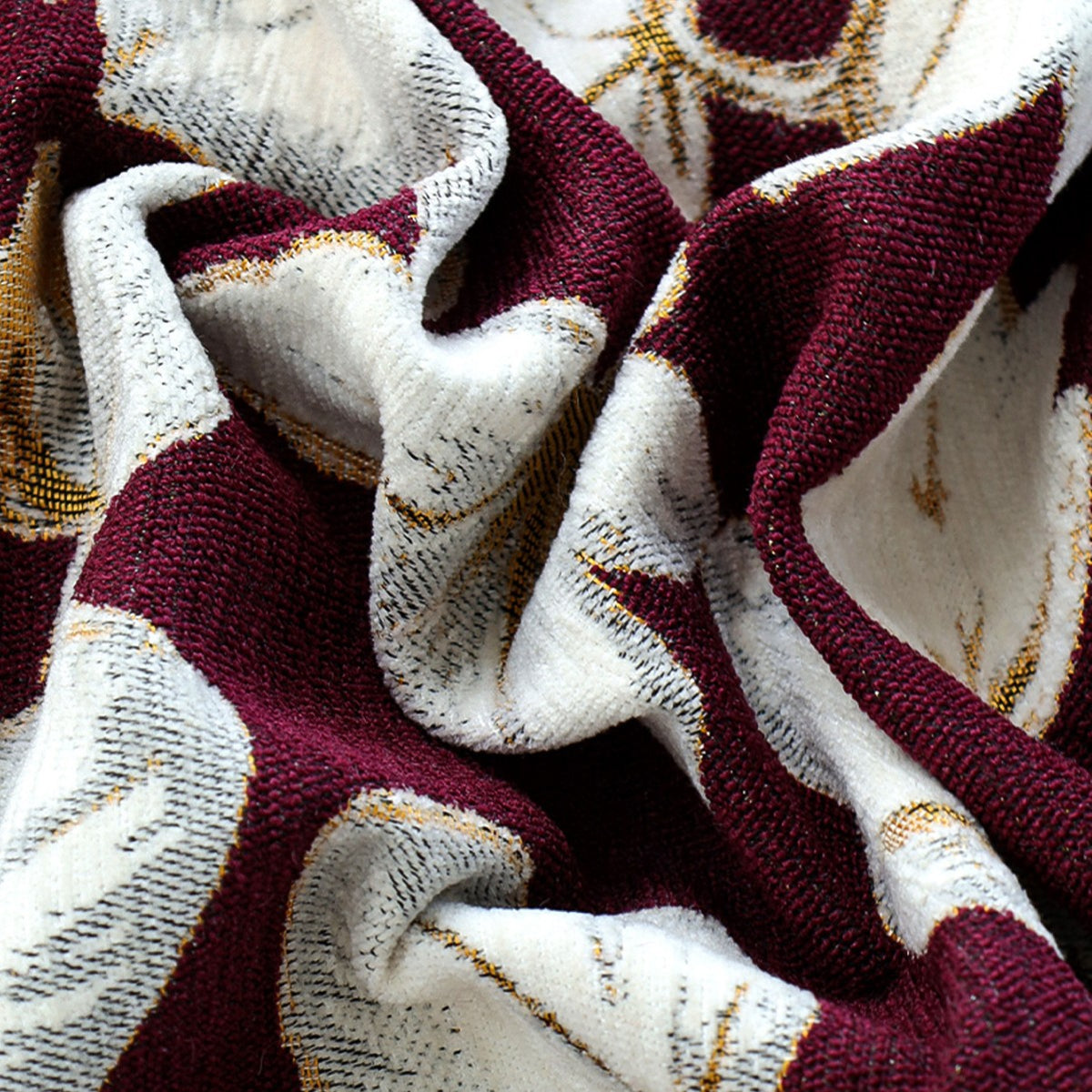 Elegantes Dekorationskissen mit floralem Design
