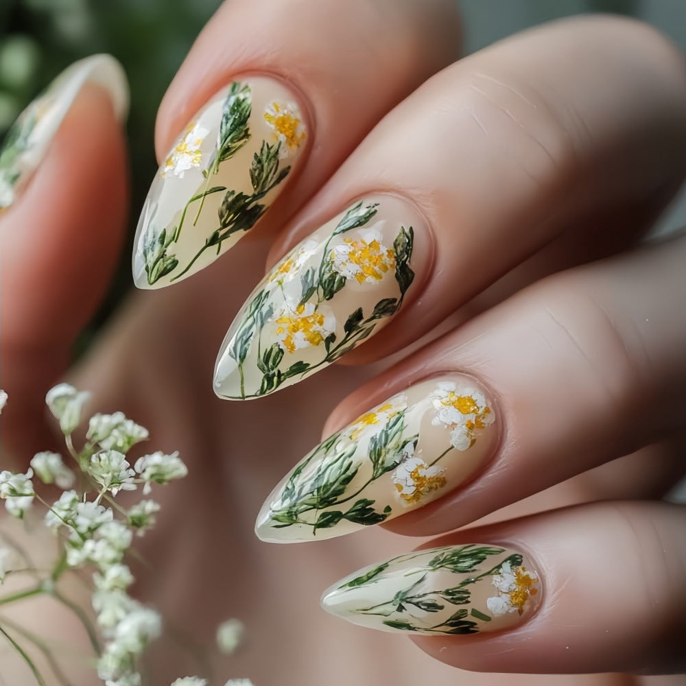 Handgemachte Kunstnägel mit floralen Akzenten Brehn