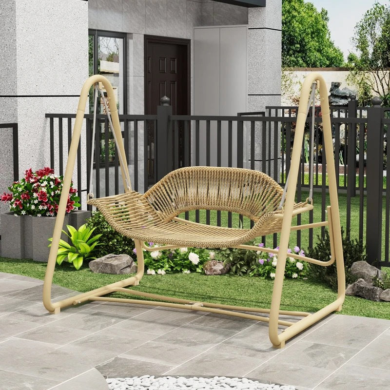 Geflochtenes Rattan-Außen-Schaukel-Loveseat mit gepolsterten Kissen und pulverbeschichtetem Stahlrahmen Brehn