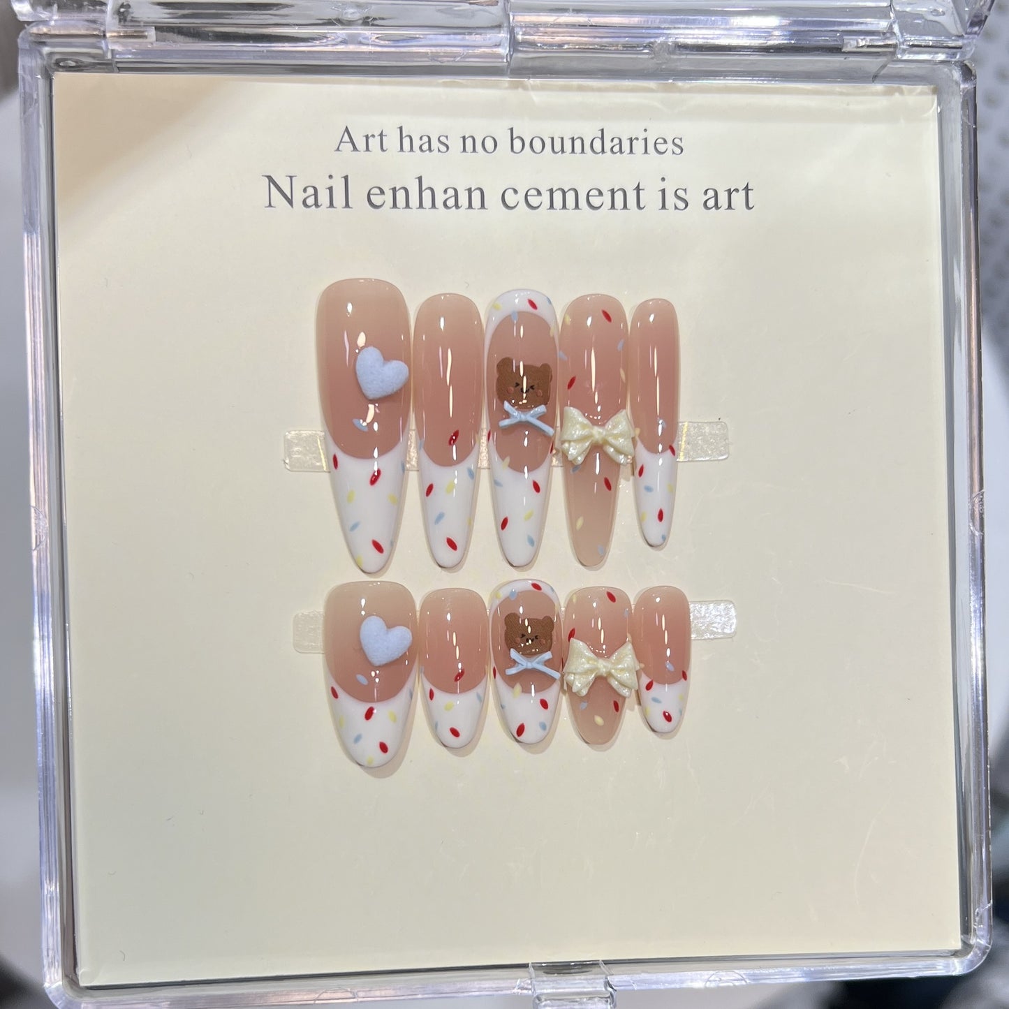Dekorativer Stiletto Press-On Nagelkunstset mit süßen Charakterakzenten Brehn
