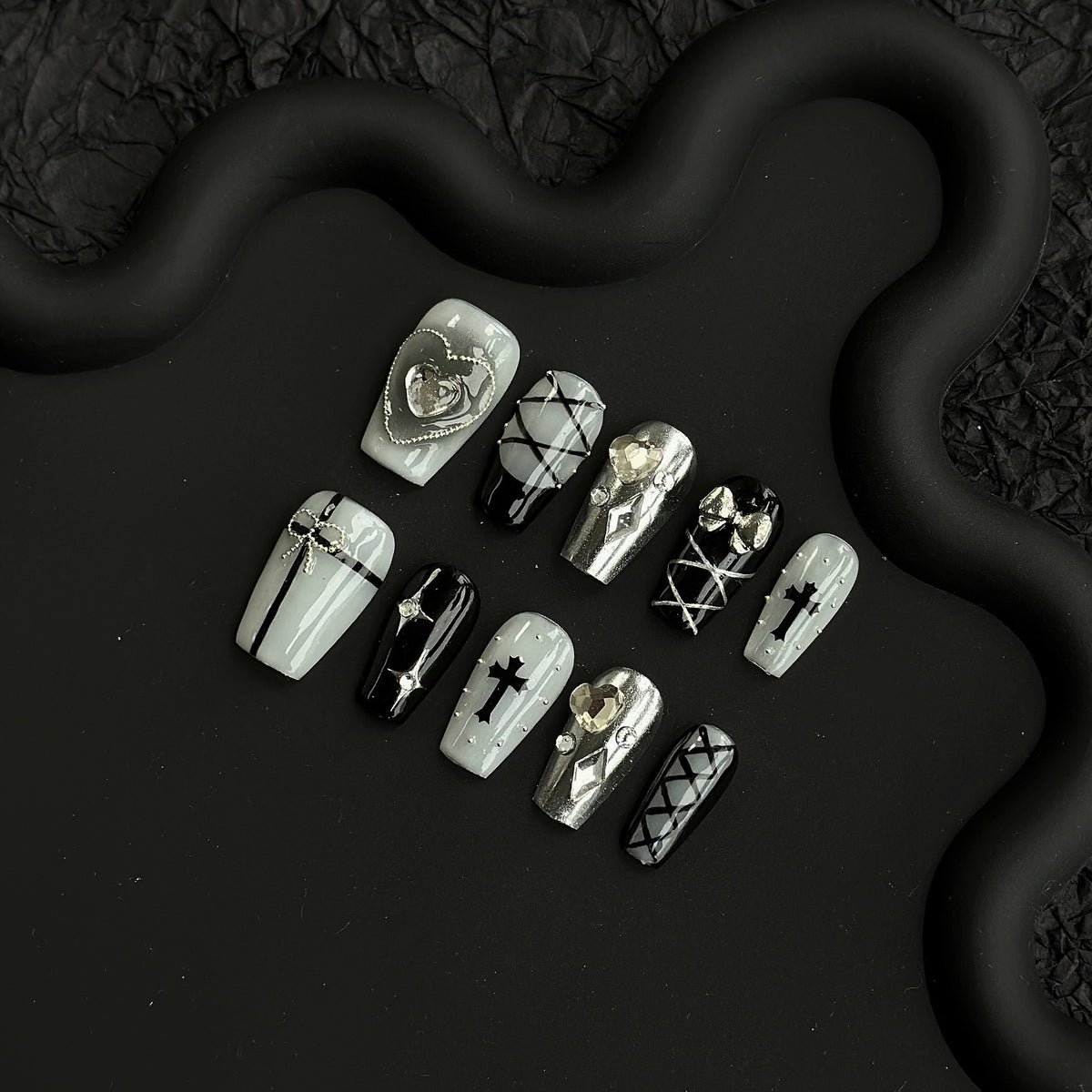 Künstlerisches Press-On-Nagelset mit einzigartigem gotischem und dekorativem Design
