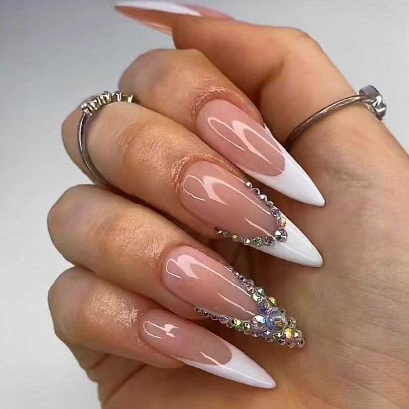 Kunstnagelset mit Glamourösen Strassverzierungen und Eleganten Spitzen Brehn