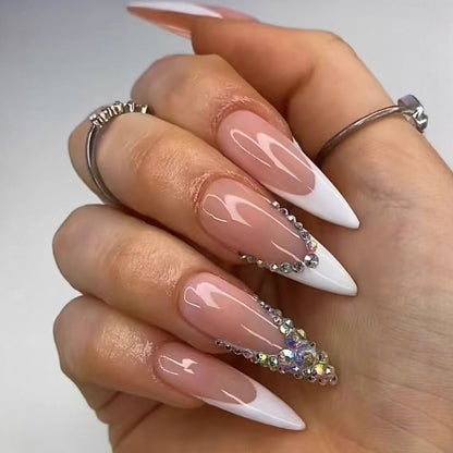 Kunstnagelset mit Glamourösen Strassverzierungen und Eleganten Spitzen Brehn