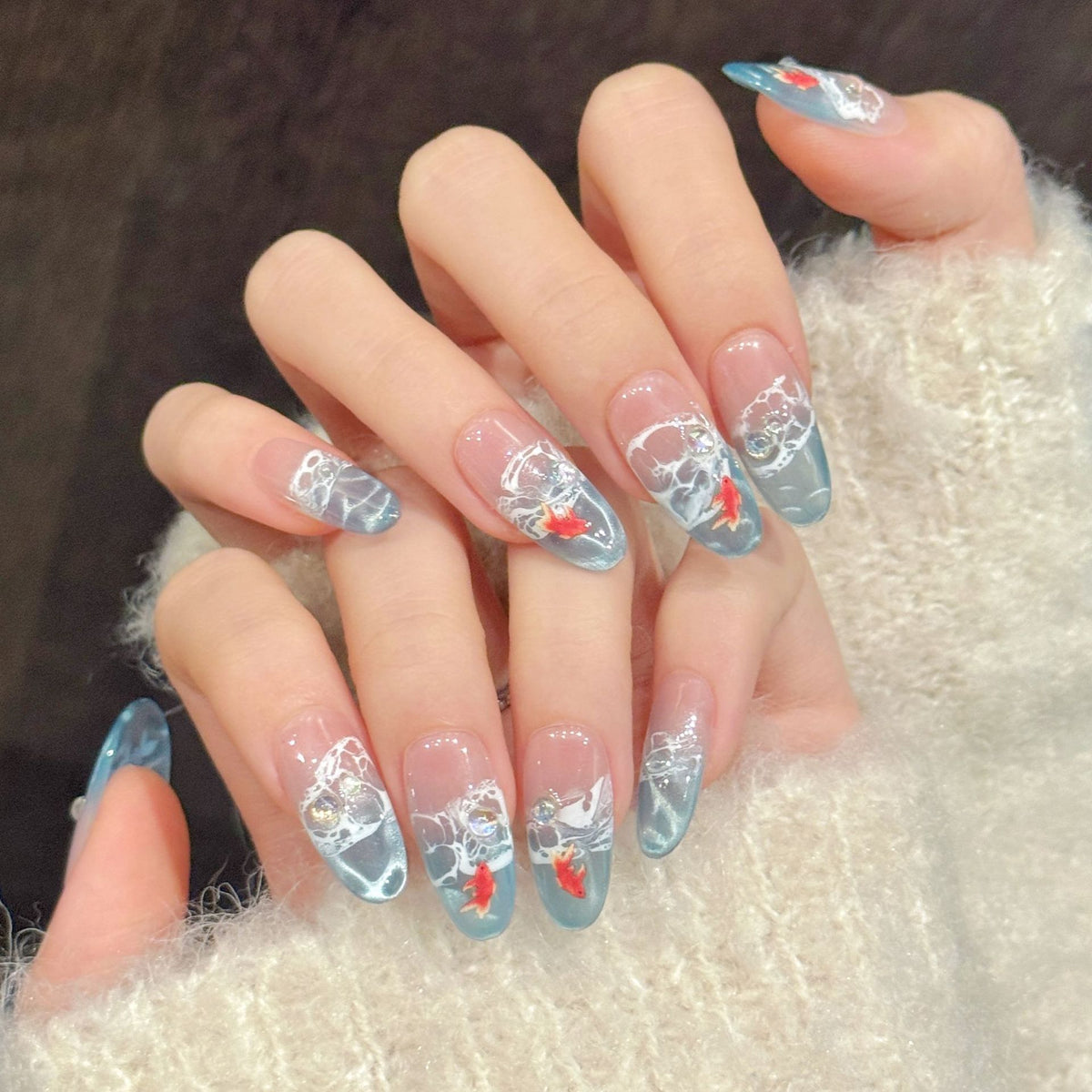 Künstlerisches Press-On-Nagelset mit einzigartigem handgemaltem Design