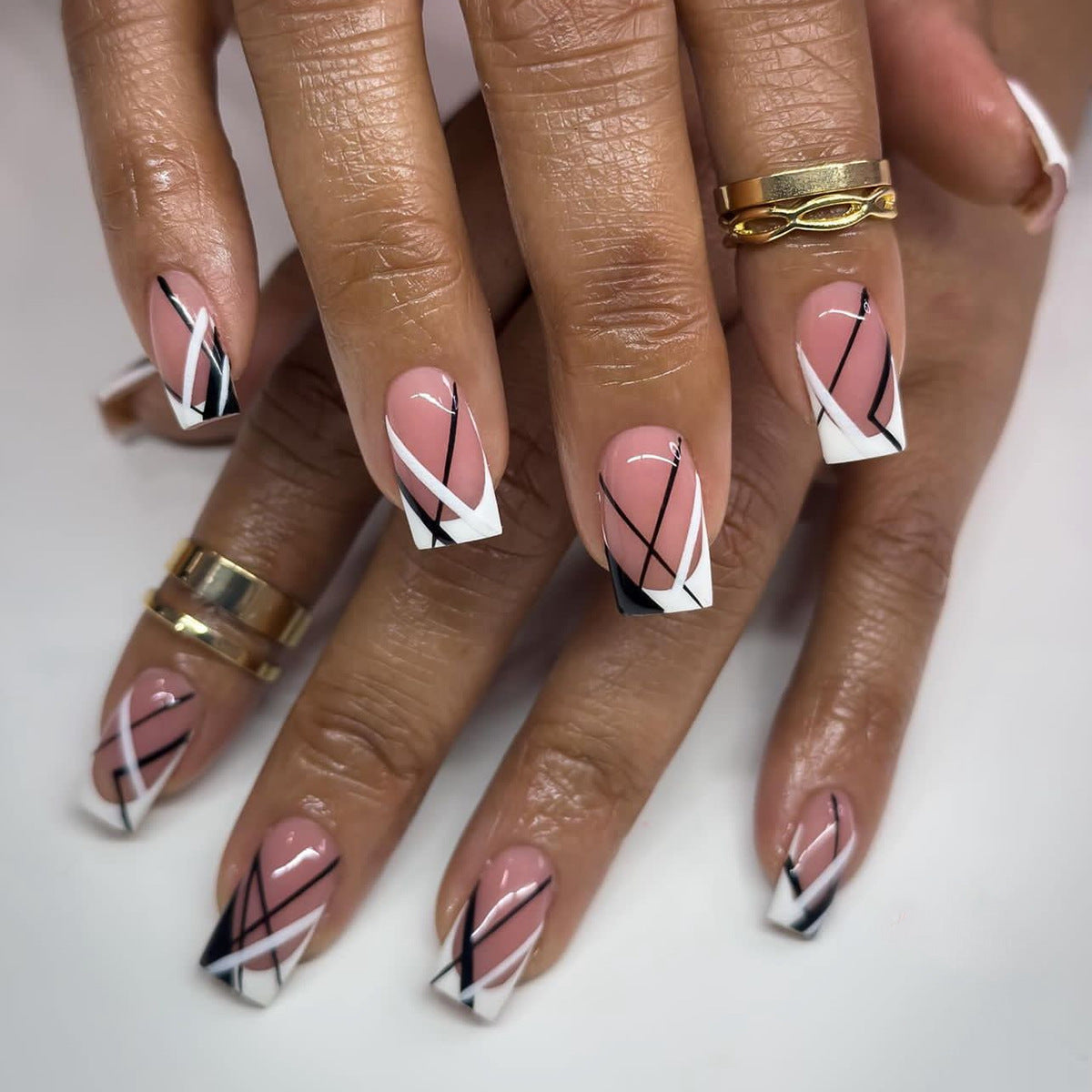 Kunstvolle Nagelkunst mit geometrischen Akzenten Brehn