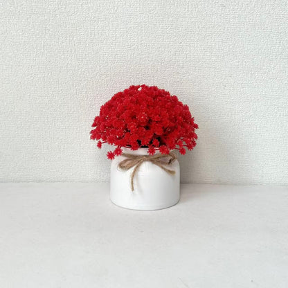 Lebensechte Lila Blumenarrangement