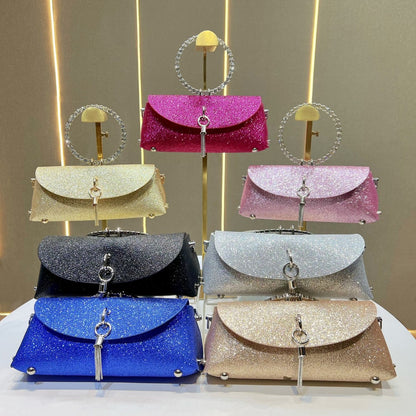 Glitzernde Clutch mit Strassgriff für den Abend