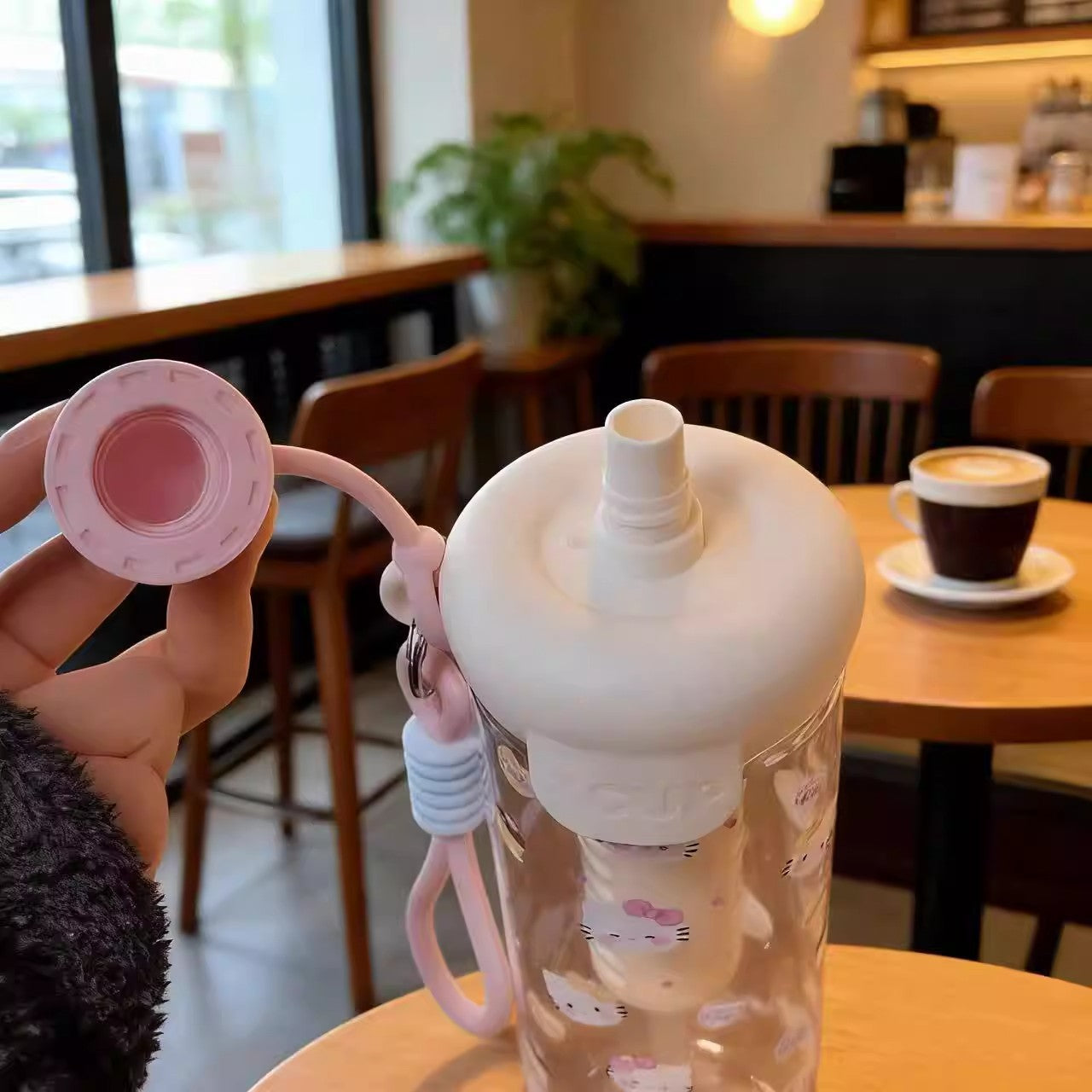 Damen Wasserflasche mit fröhlichem Motiv und praktischem Tragegriff Brehn