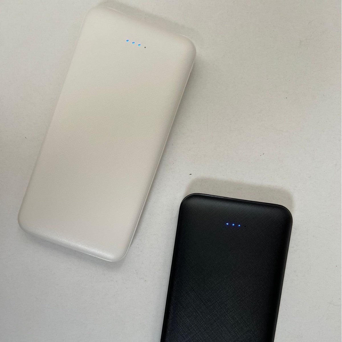 Tragbare Powerbank mit Innovativer Textur und Schnellem Ladeanschluss Brehn