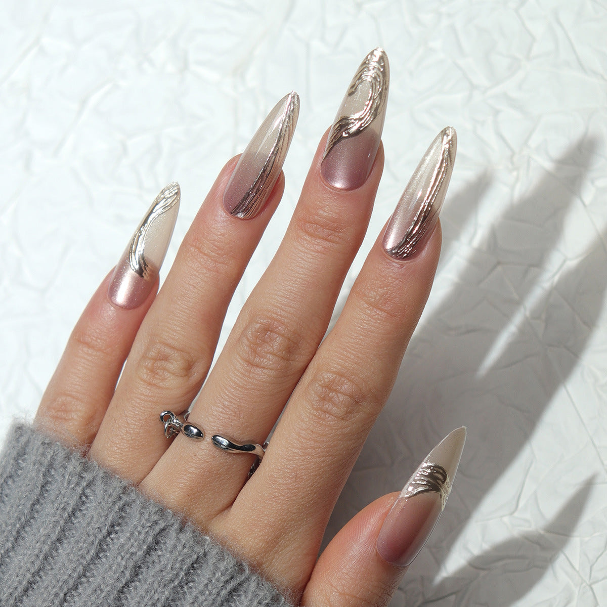 Elegante lange Stiletto Press-On Nägel mit metallischem Finish Brehn