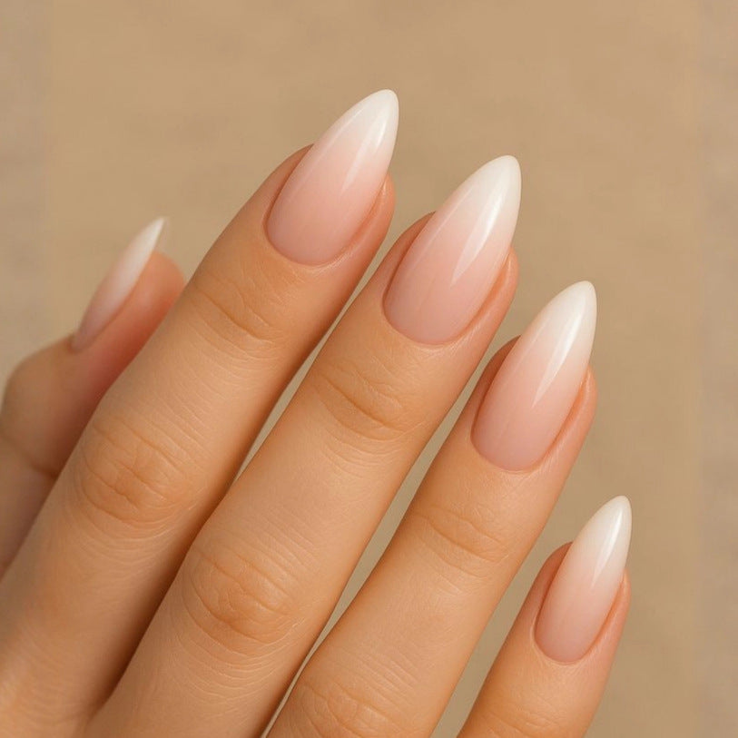 Elegante Nagelkunst mit Schwarz-Weiß-Kontrast Brehn