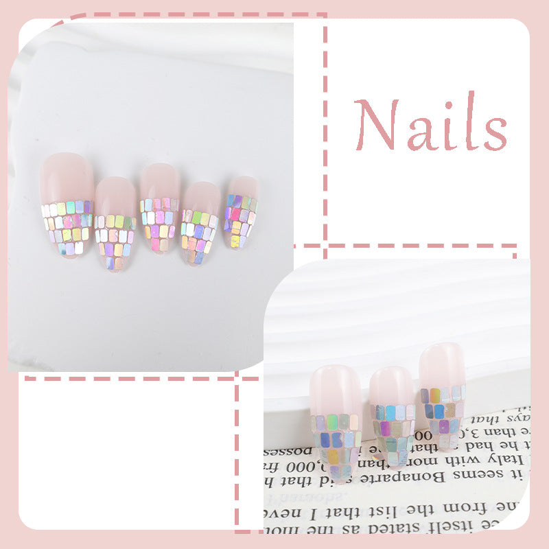 Kunstnagelset mit schimmernden geometrischen Akzenten Brehn