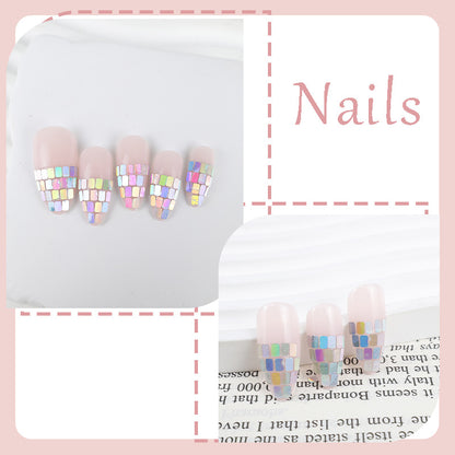 Kunstnagelset mit schimmernden geometrischen Akzenten Brehn