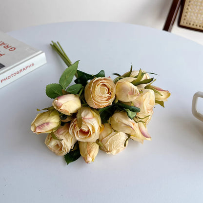 Lebensechter künstlicher Rosenstrauß