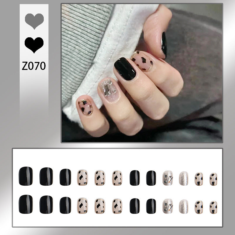 Kreatives Kunstnagelset mit eleganten Tierakzenten Brehn