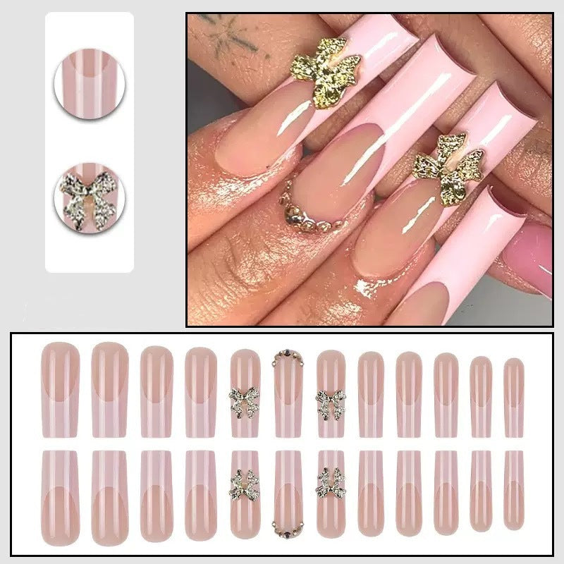 Kunstnagelspitzen mit glamourösen Blütenverzierungen Brehn