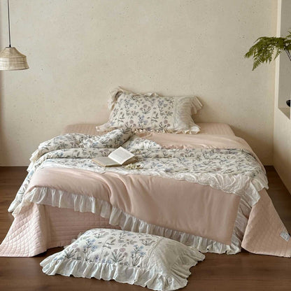 Romantische gesteppte Tagesdecke- und Bettwäscheserie mit Volant und floralem Leinenlook