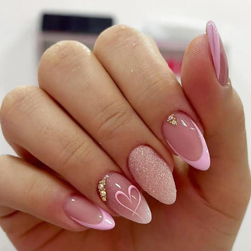 Kunstnagelset mit zartem Glitzer und Herzmotiven Brehn