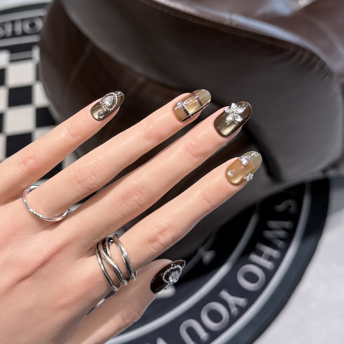 Künstlerisches Stiletto Press-On Nagelset mit luxuriösen dekorativen Akzenten Brehn