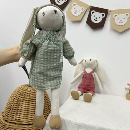 Handgefertigte Leinen-Hasenpuppe mit langen Ohren und Gingham-Latzhose