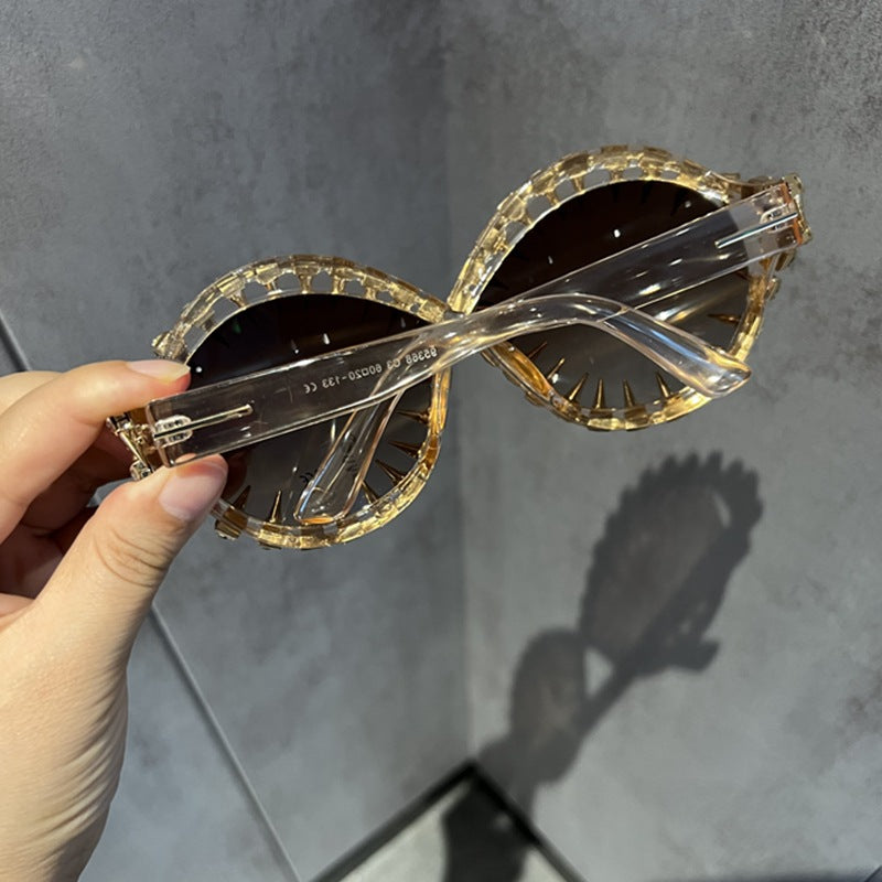 Damen stilvolle Oversize-Sonnenbrille mit auffälligem Nieten-Design Brehn