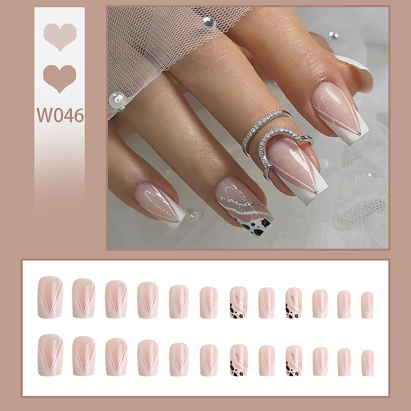 Kunstnagelset mit geometrischen Akzenten und elegantem Design Brehn