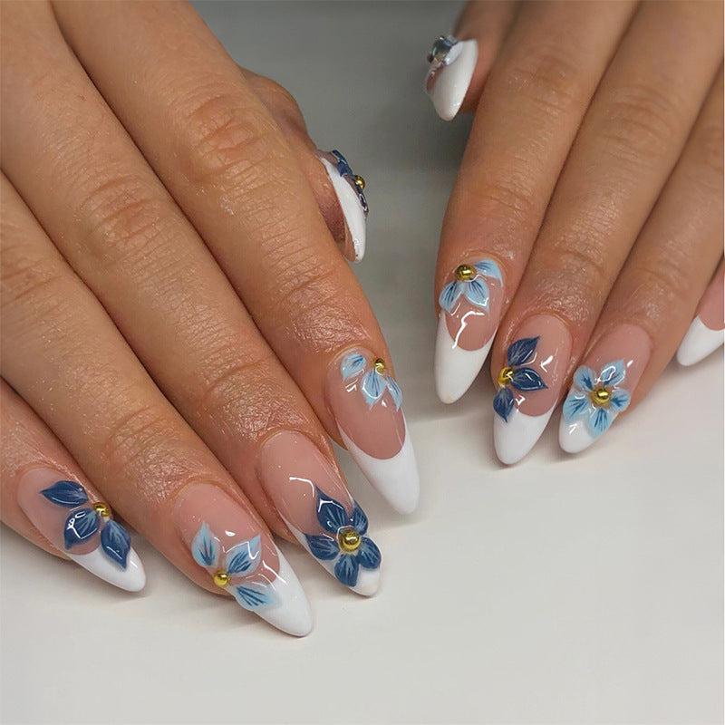 Kreatives Kunstnagelset mit aufwendigen Blumen-Designs Brehn