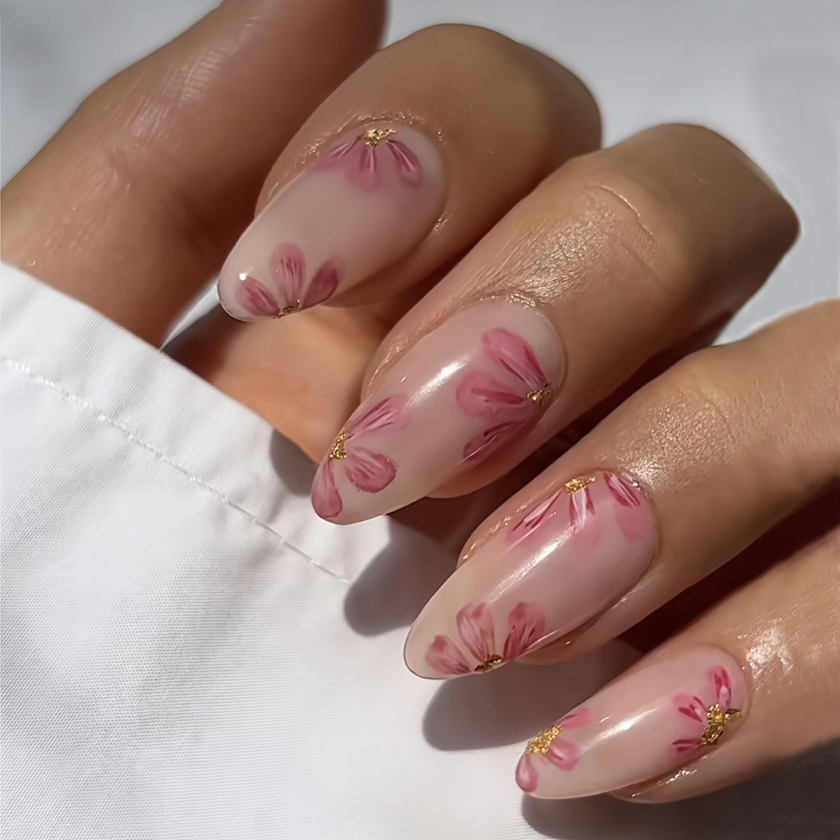 Kunstnagelset mit floralen Akzenten und Goldverzierungen Brehn