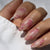 Kunstnagelset mit floralen Akzenten und Goldverzierungen Brehn