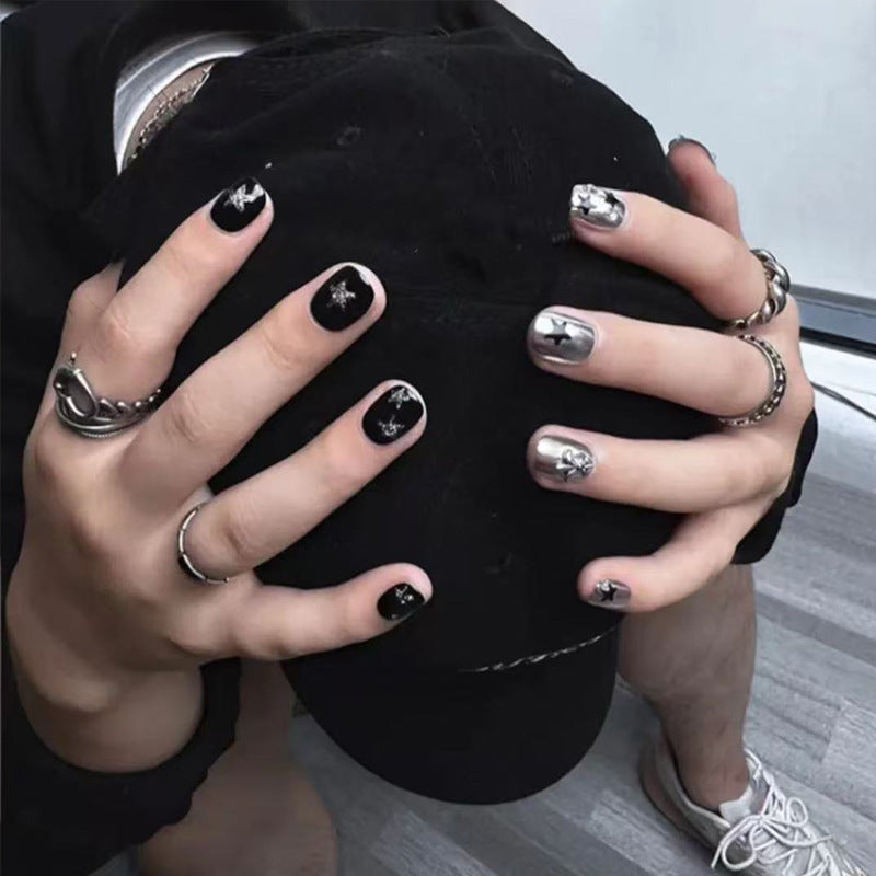 Kunstnagelset mit elegantem Design und gleitenden Dekoren Brehn