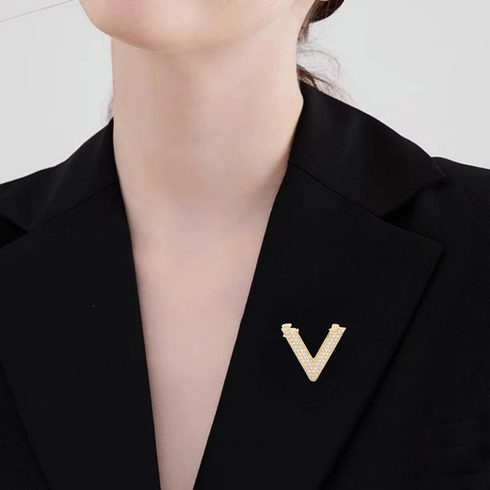 Elegante V-Förmige Brosche mit Funkelnden Kristallen Brehn