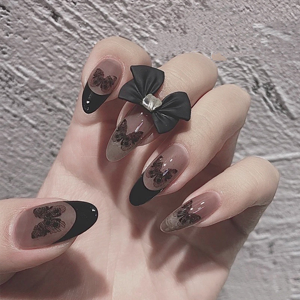 Kunstvolle Nagelkunst im Gothic-Stil mit Schmetterlingsmotiven Brehn