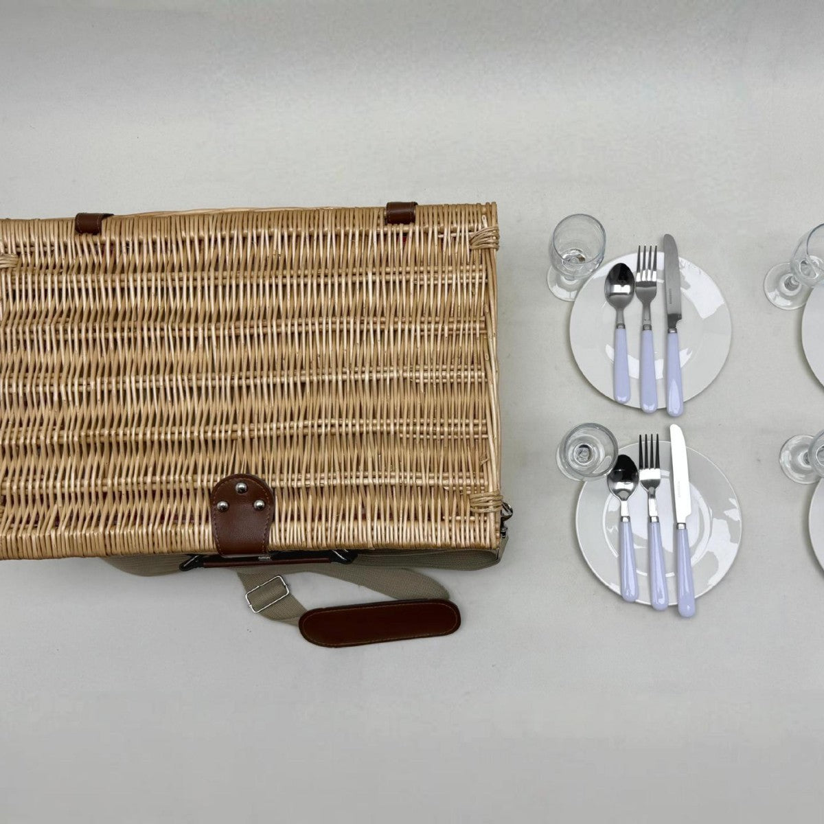 Damen Picknickkorb mit elegantem Geschirrset Brehn
