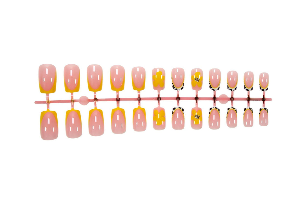 Kunstnagelset mit fröhlichen Blumen- und Tiermotiven Brehn
