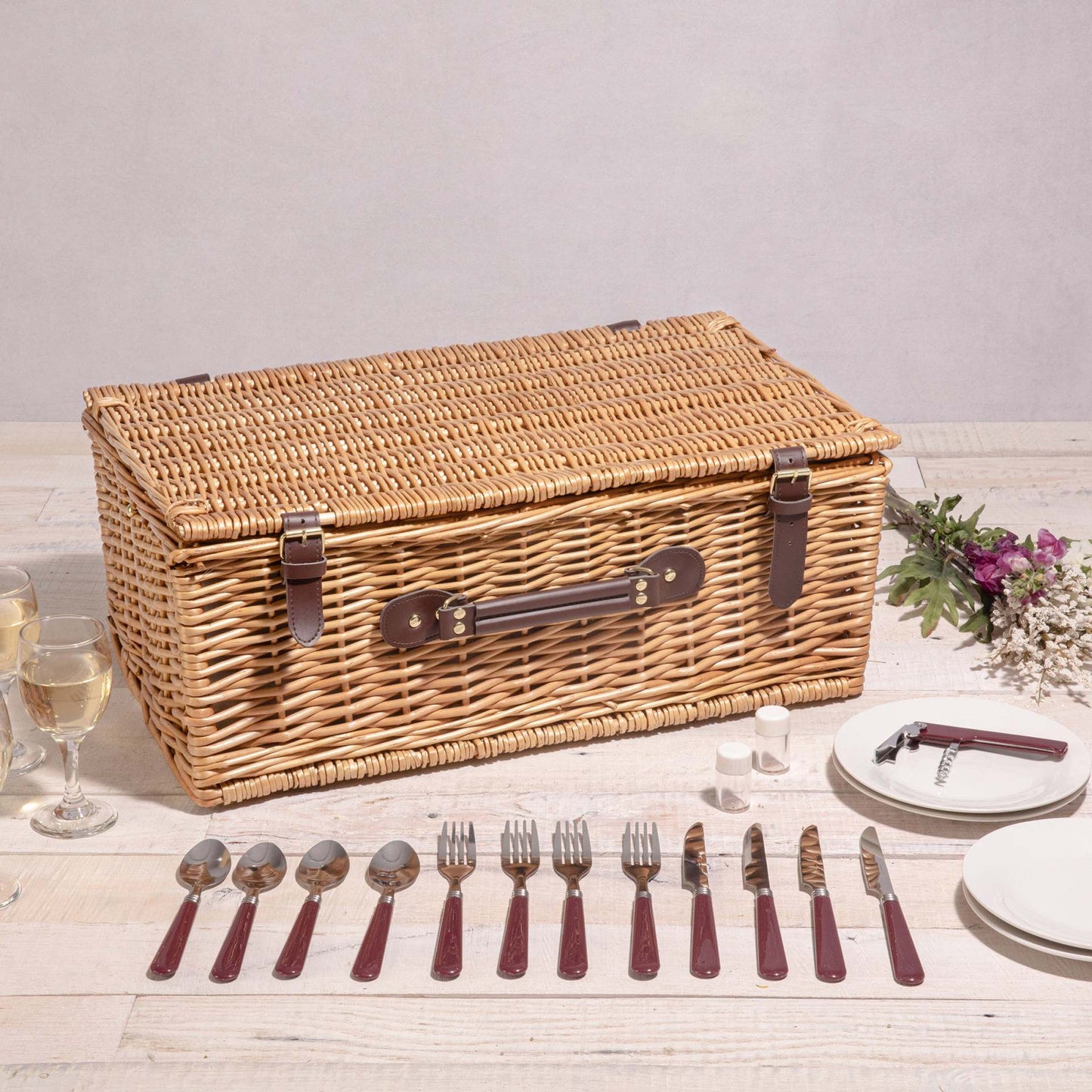 Damen Picknickkorb mit integriertem Geschirr und stilvollen Details Brehn