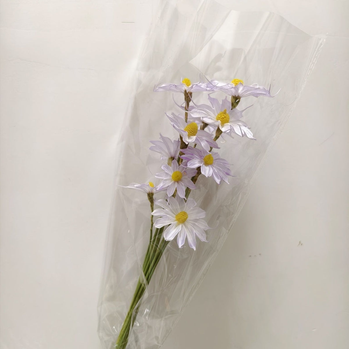 Vibrant künstlicher Blumenstrauß mit stilvoller Verpackung