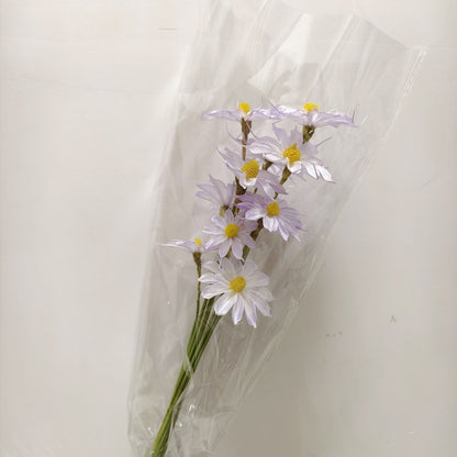 Vibrant künstlicher Blumenstrauß mit stilvoller Verpackung