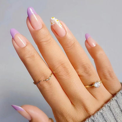 Kunstvolle Nagelverlängerungen mit elegantem Blattmuster Brehn