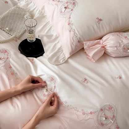 Luxuriös Gesticktes Satin Bettwäsche Set mit Dekorativem Kopfkissen & Rüsche Kissenbezügen