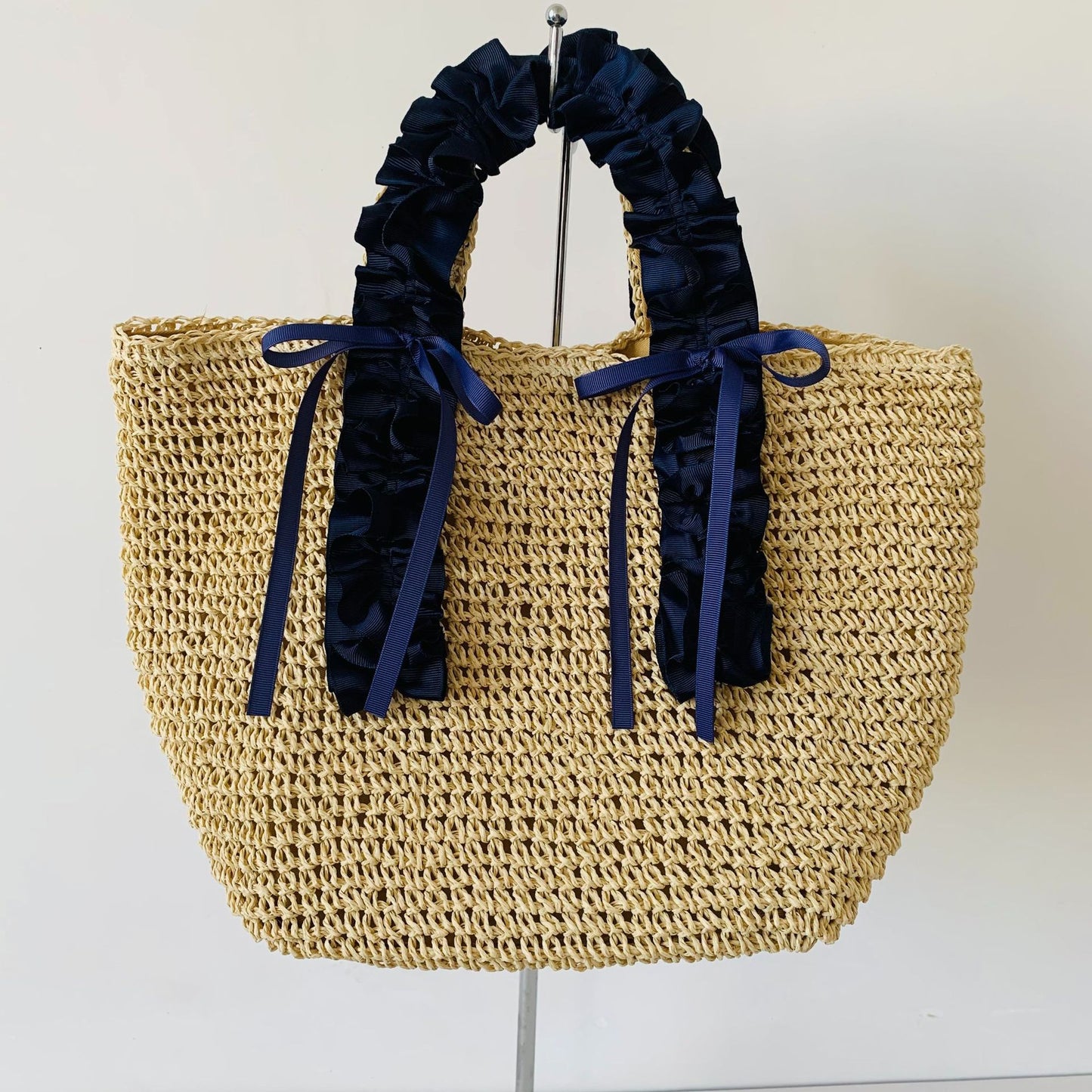 Gehäkelte Strandtasche mit Eleganten Satinakzenten Brehn